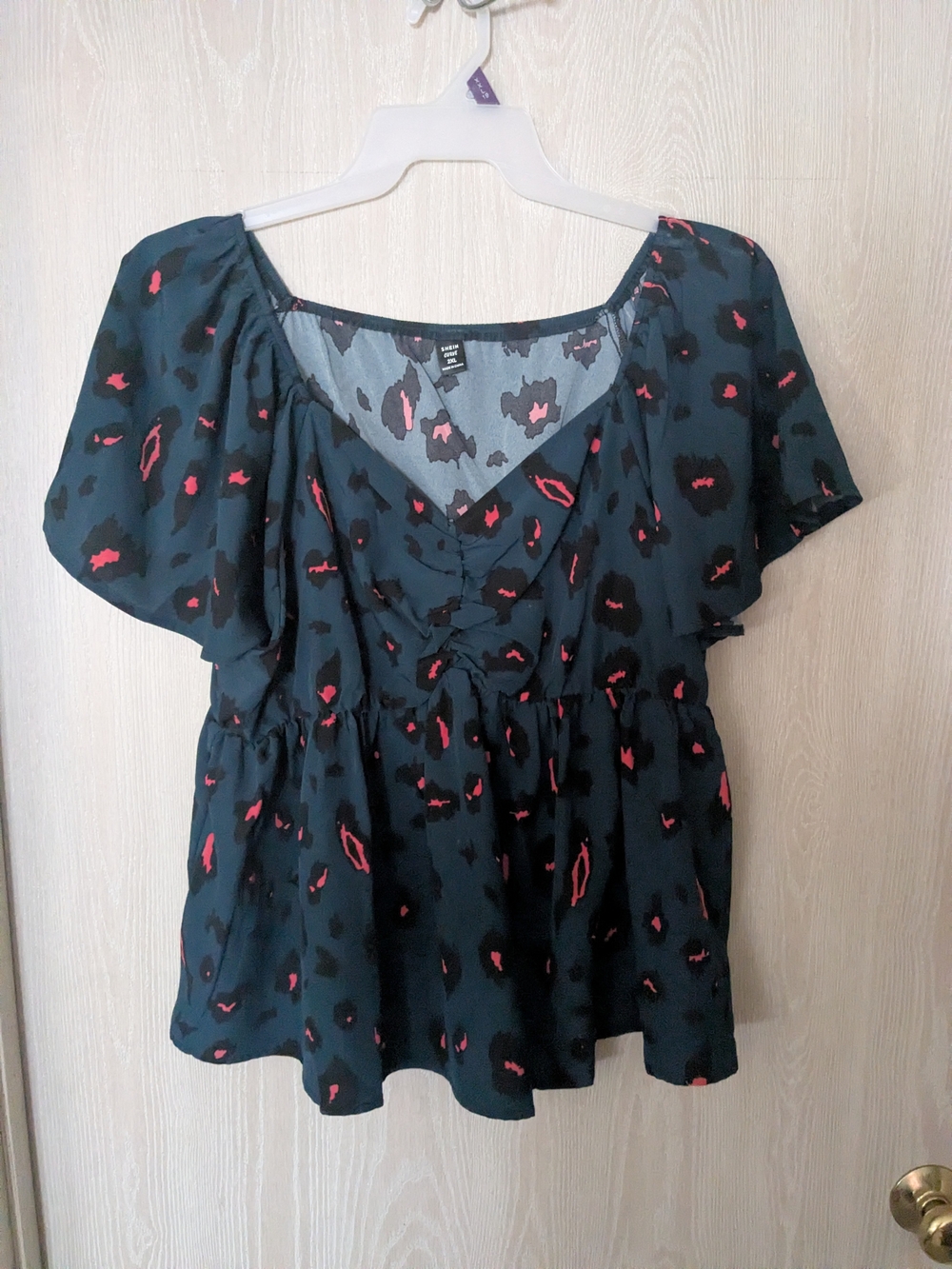SHEIN Black Short Sleeve V-Neck Peplum Top with Red Print